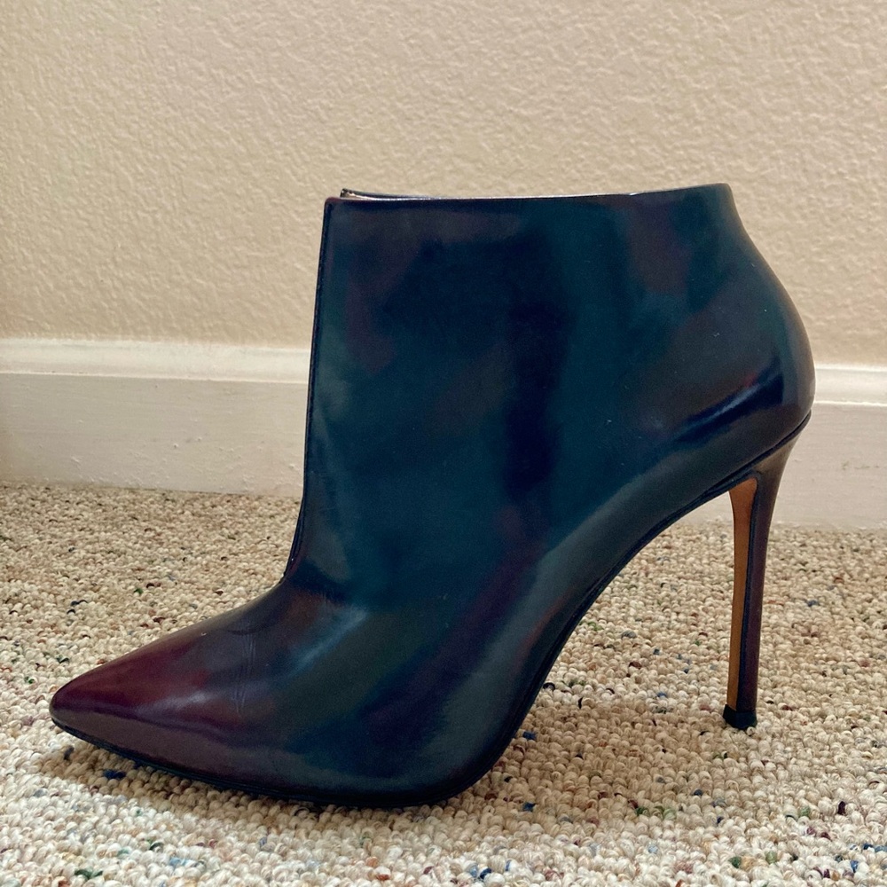 Pour La Victoire Booties in Maroon